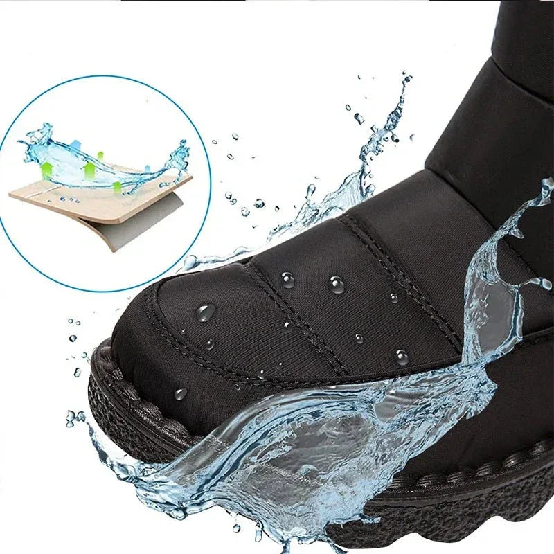 Bota Confortável Peluciada com Fechamento em Velcro